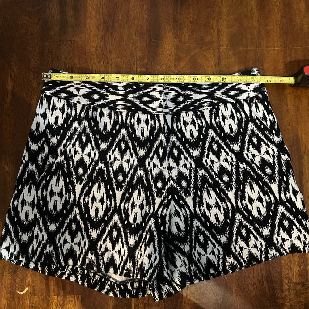 Cremieux, Size 4, Women’s Shorts, Very Cute B & W Shorts, Excellent Condition